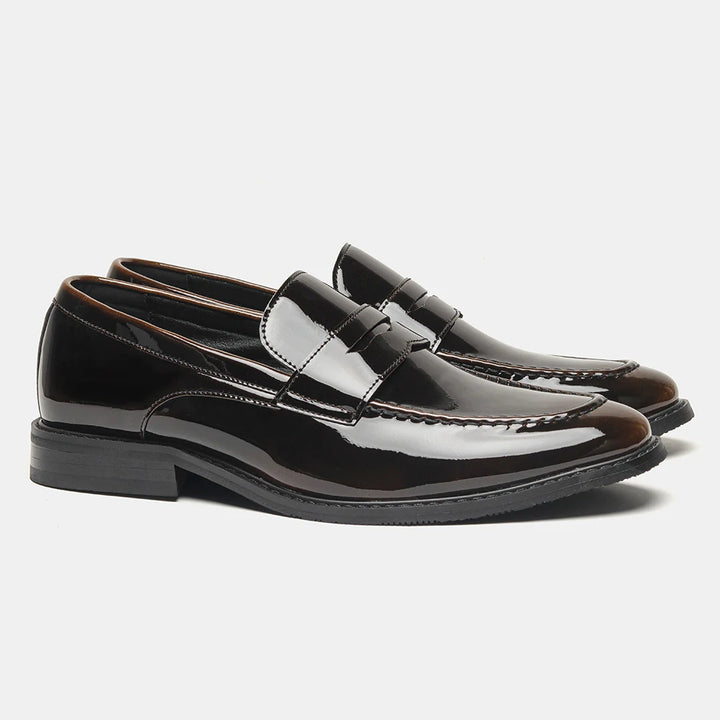 Men's breathable casual shoes with lightweight slip-on build