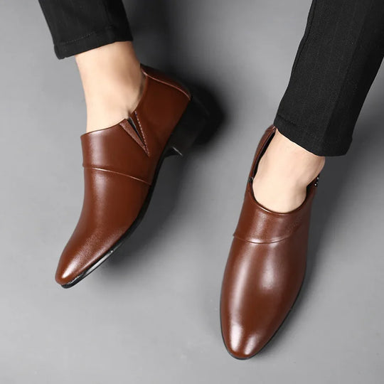 Men's leather Oxford shoes with formal lace-up profile